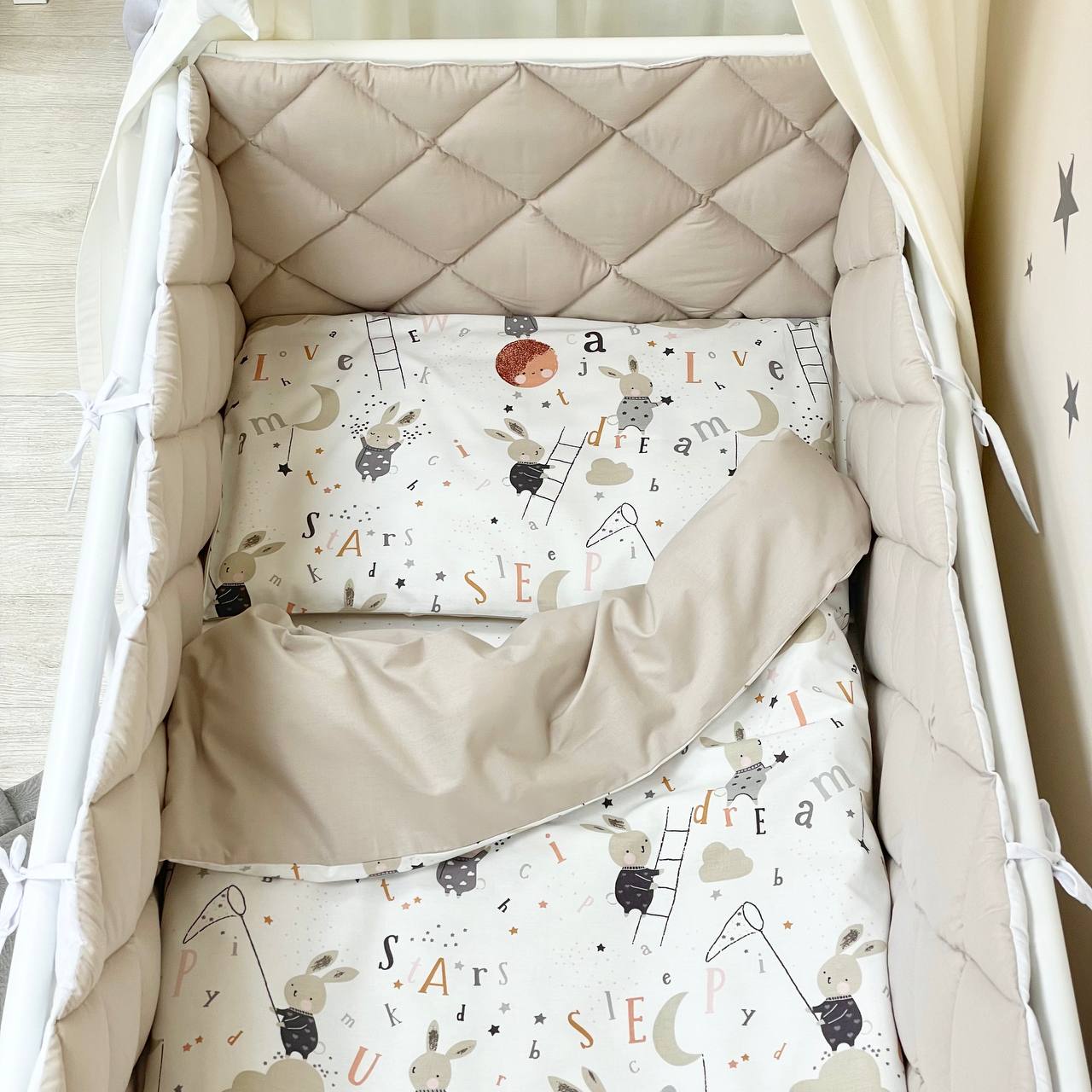 Výbava do postieľky Baby Mix – Zajačiky na rebríku béžový