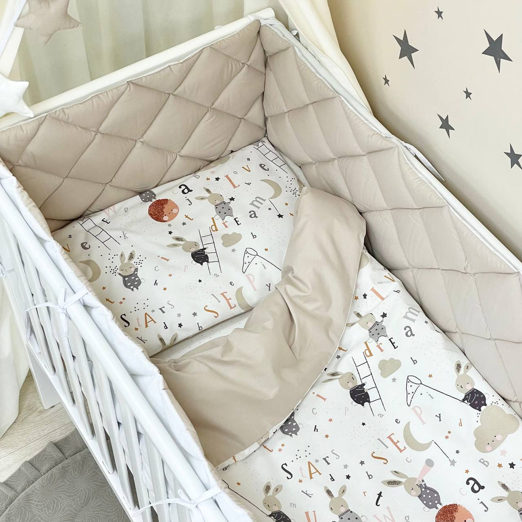 Výbava do postieľky Baby Mix – Zajačiky na rebríku béžový