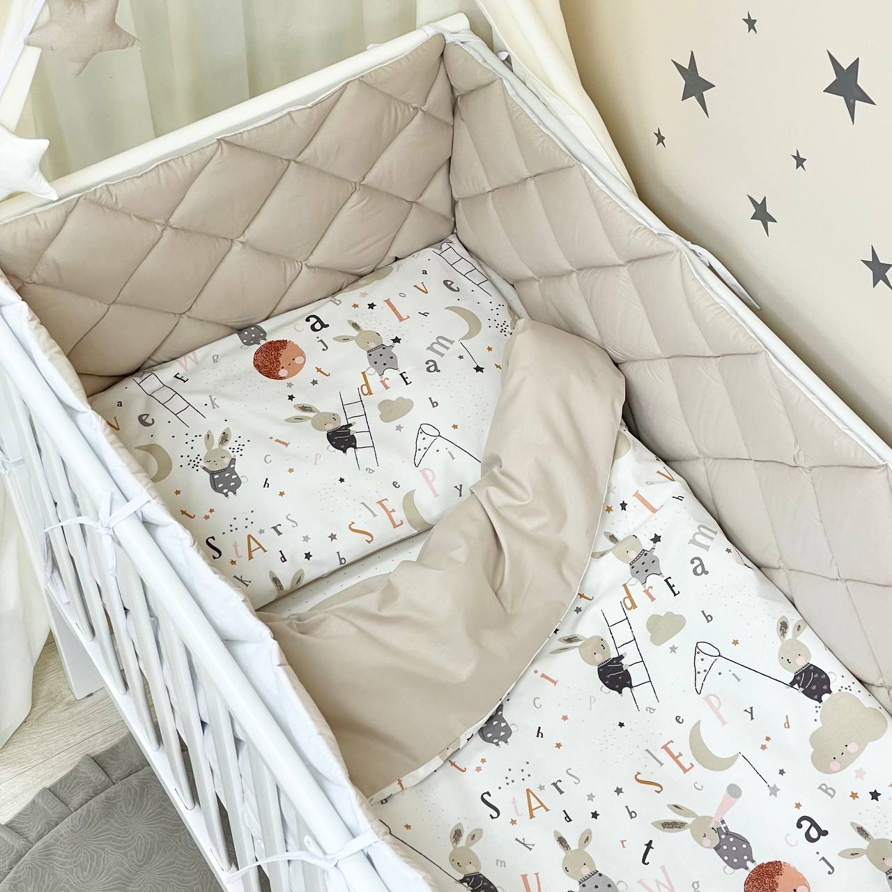 Výbava do postieľky Baby Mix – Zajačiky na rebríku béžový