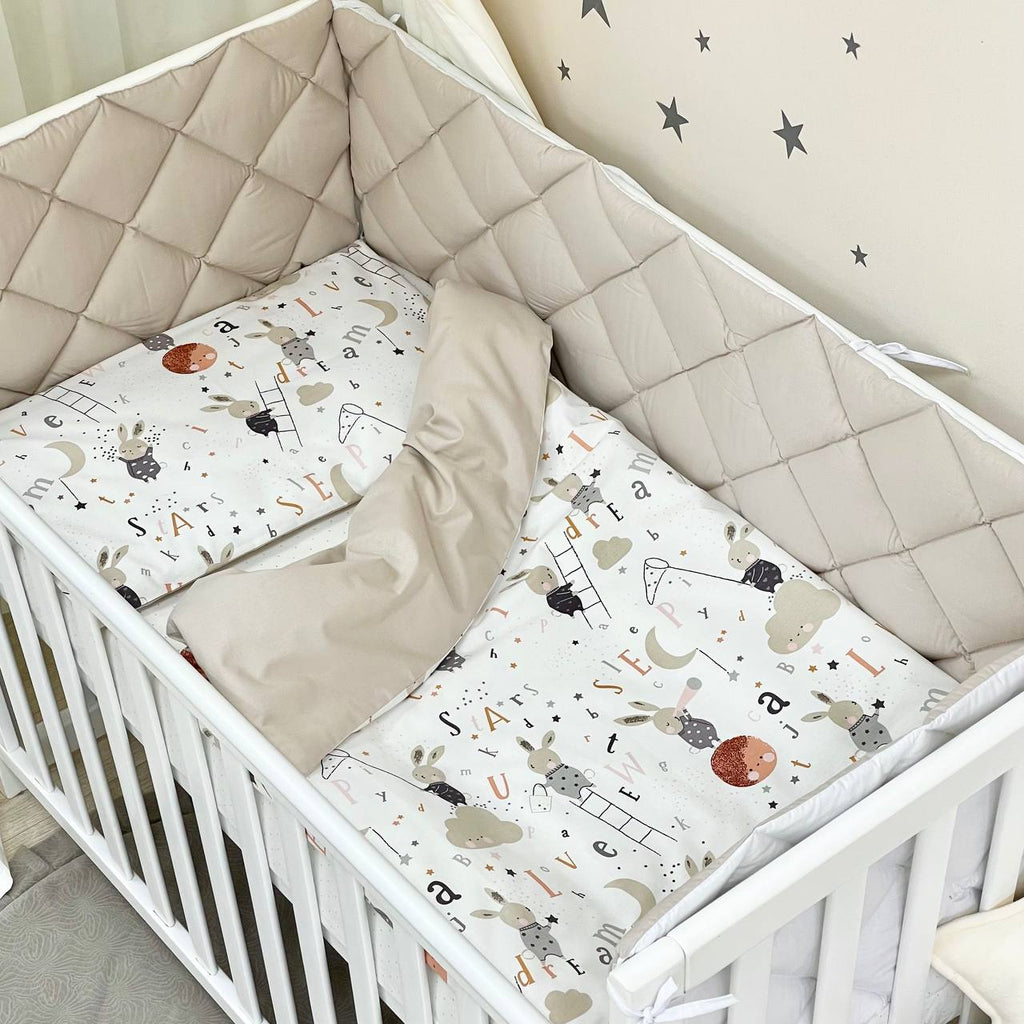 Výbava do postieľky Baby Mix – Zajačiky na rebríku béžový