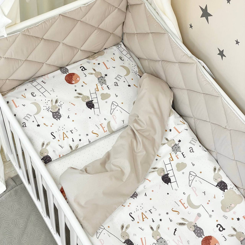 Výbava do postieľky Baby Mix – Zajačiky na rebríku béžový