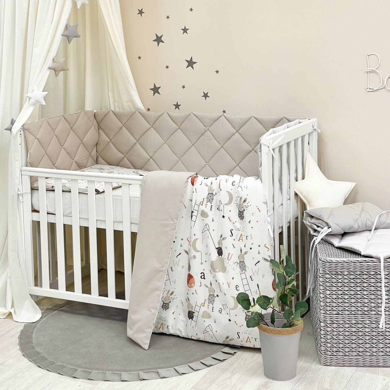 Výbava do postieľky Baby Mix – Zajačiky na rebríku béžový