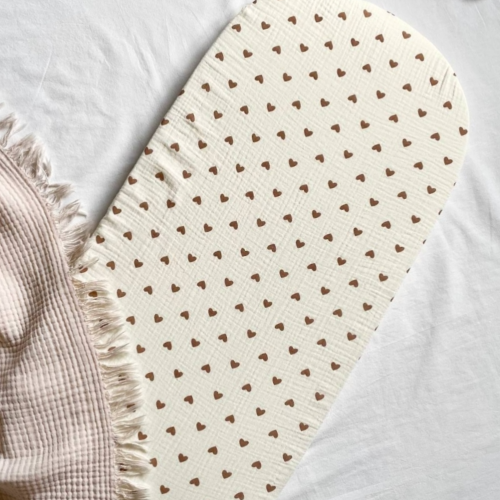 Mušelínová plachta do kočíka 45 × 80 cm – čokoládové srdiečka
