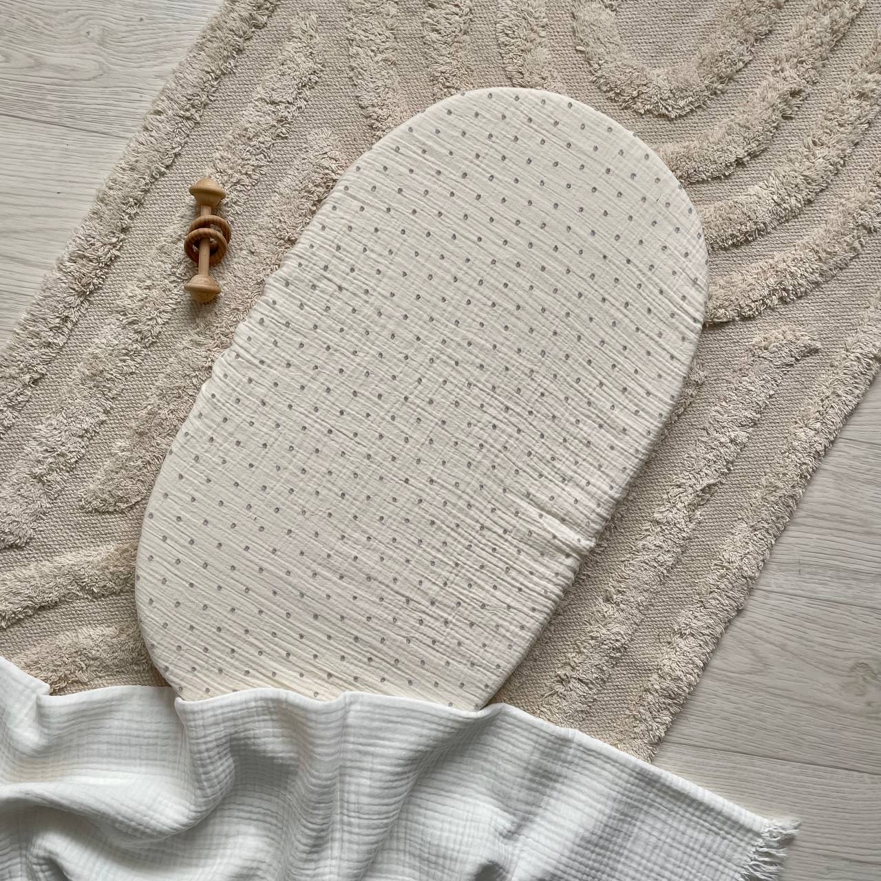Mušelínová plachta do kočíka hrášok sivý