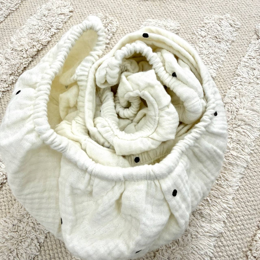 Mušelínová plachta do kočíka – riedke čierne bodky