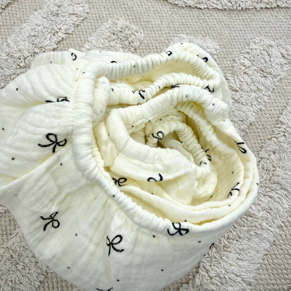 Mušelínová plachta do kočíka – čierne mašličky a bodky