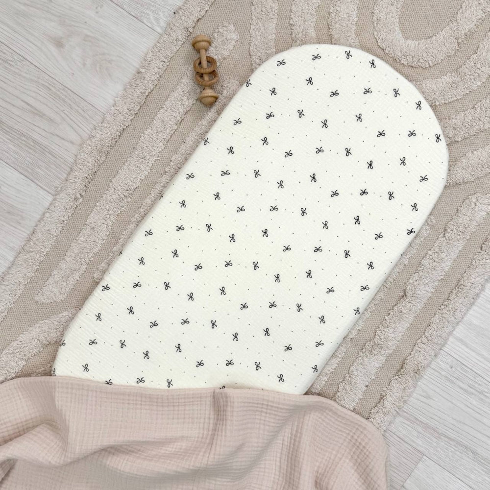 Mušelínová plachta do kočíka – čierne mašličky a bodky