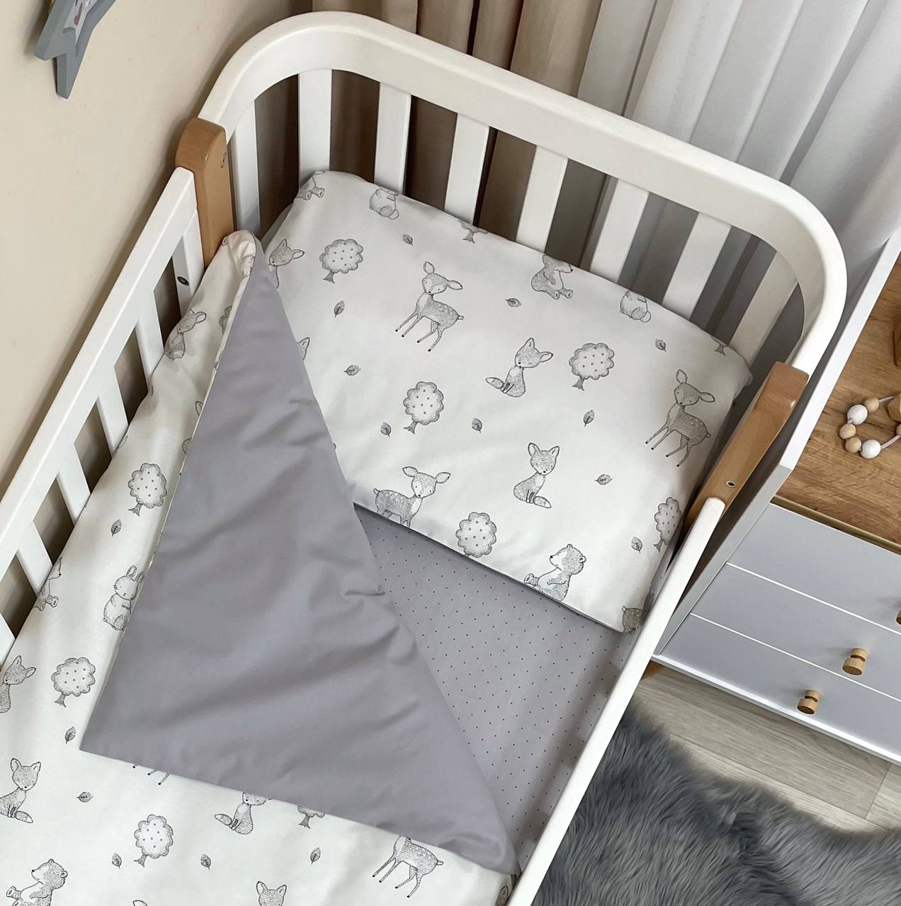Náhradná posteľná súprava do postieľky Happy Night – Zvieratká sivé