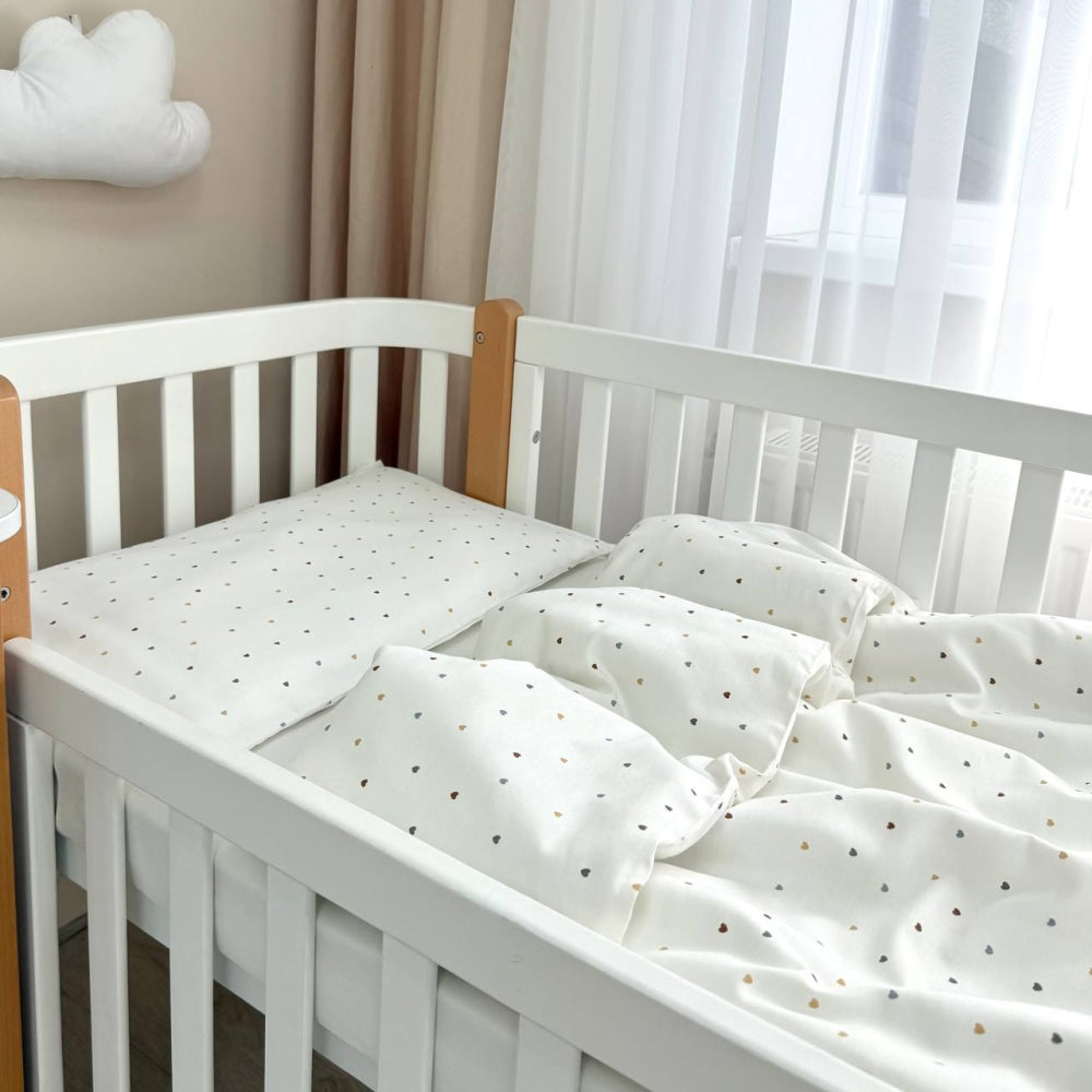 Saténová posteľná súprava do postieľky Tiny Love – srdiečka na mliečnom