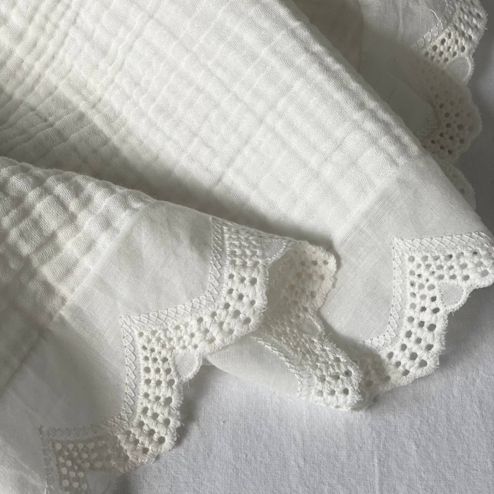 Mušelínová krstná plienka s čipkou Prošva Zigzag – biela