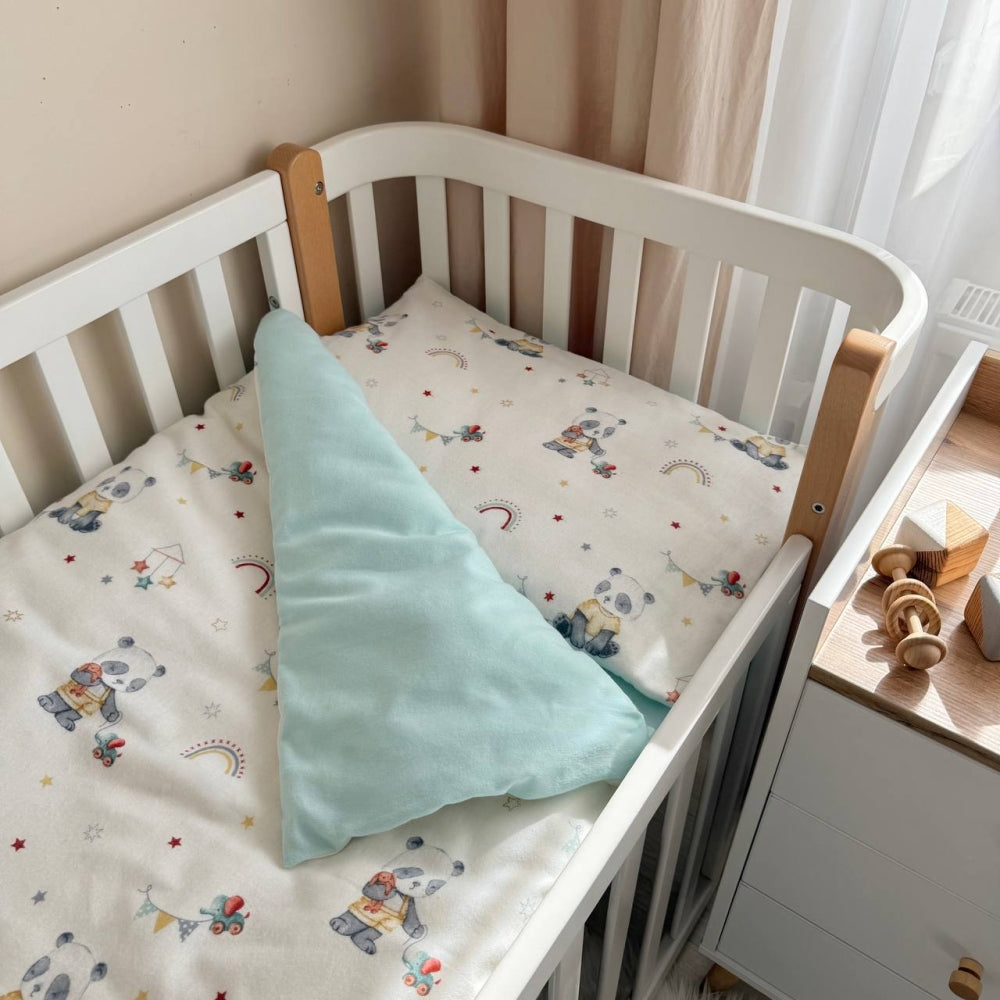Flanelová posteľná súprava do postieľky Pandy s hračkami