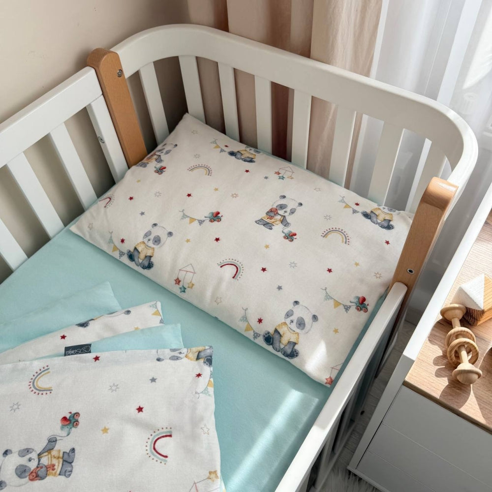 Flanelová posteľná súprava do postieľky Pandy s hračkami