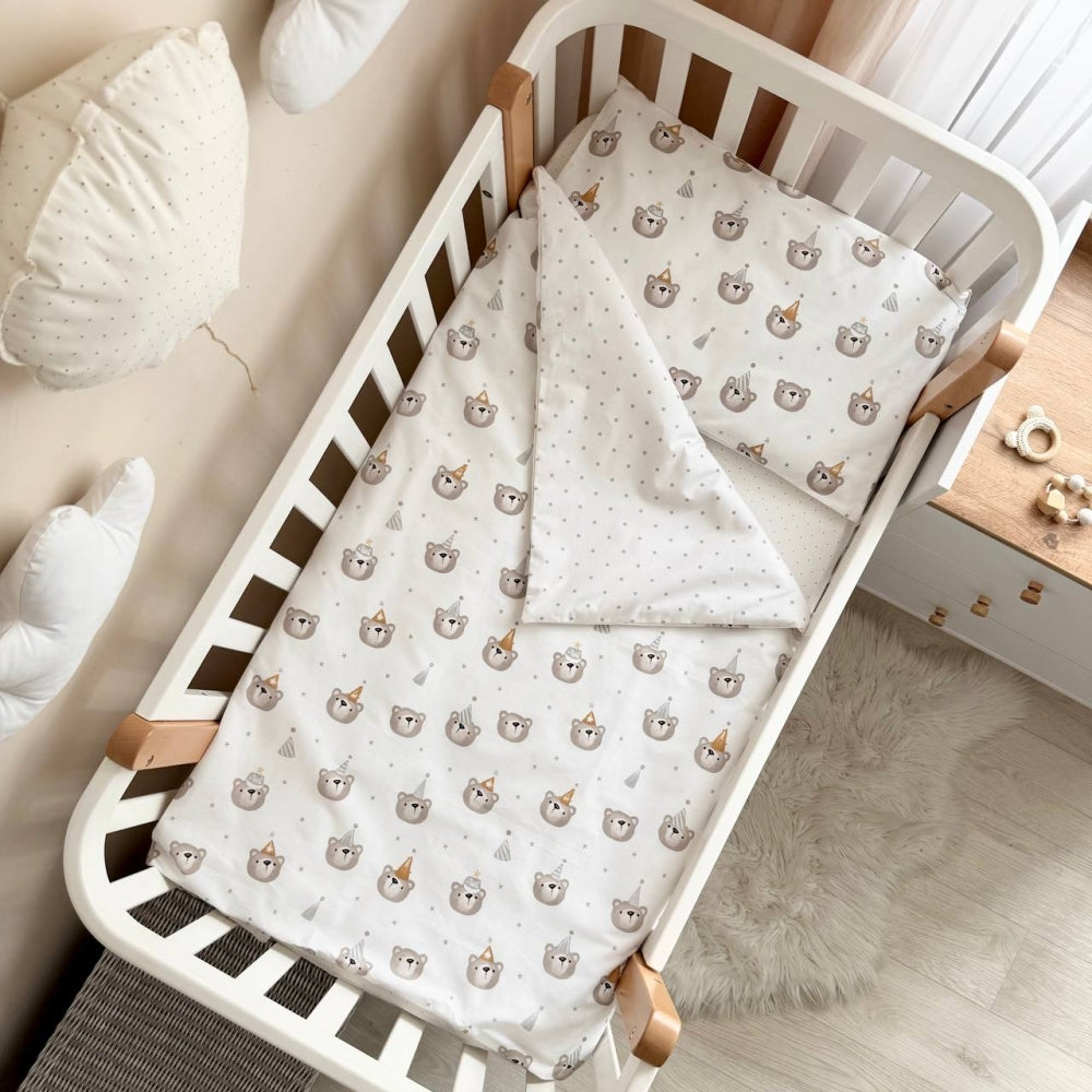Bavlnená posteľná súprava do postieľky Baby Mix – Medvedíky v čiapočkách sivé