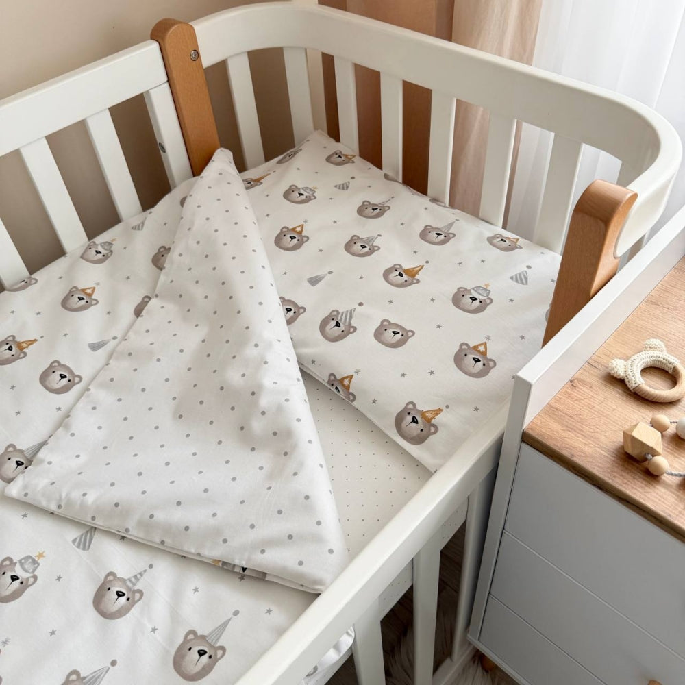 Bavlnená posteľná súprava do postieľky Baby Mix – Medvedíky v čiapočkách sivé