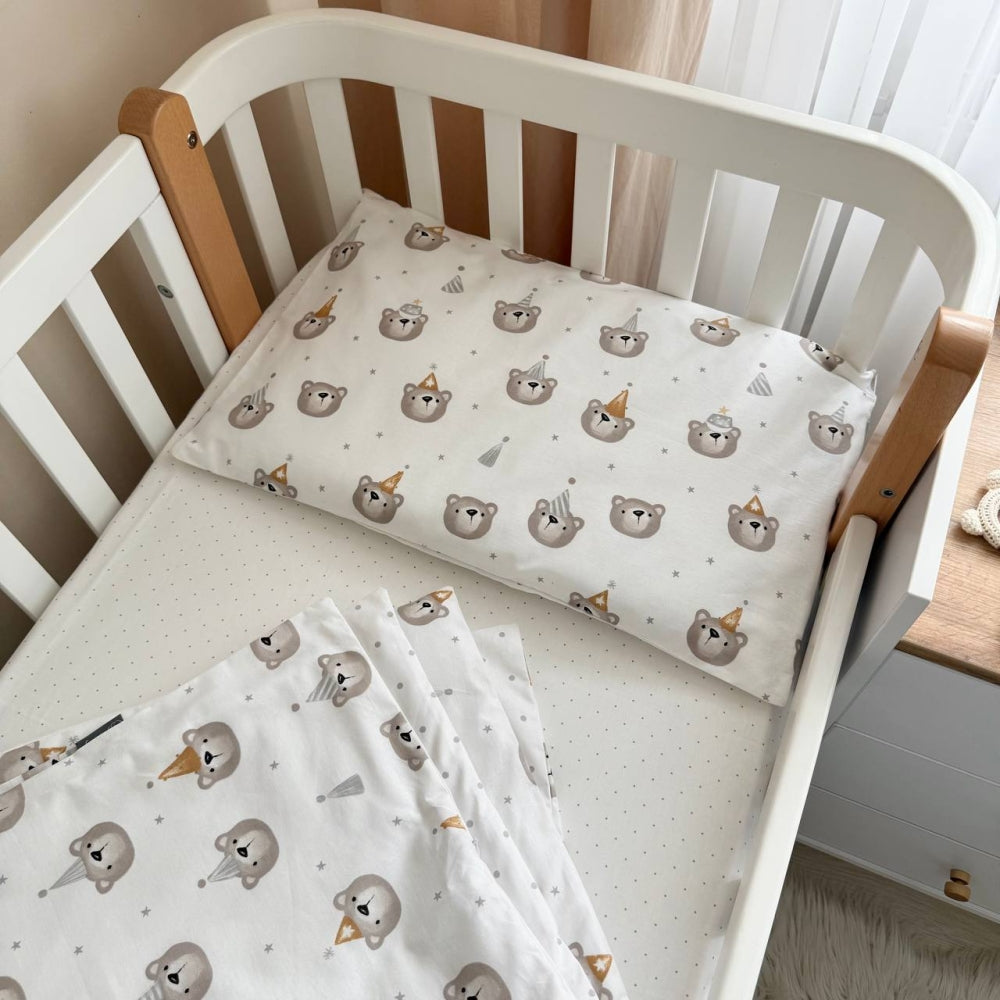 Bavlnená posteľná súprava do postieľky Baby Mix – Medvedíky v čiapočkách sivé
