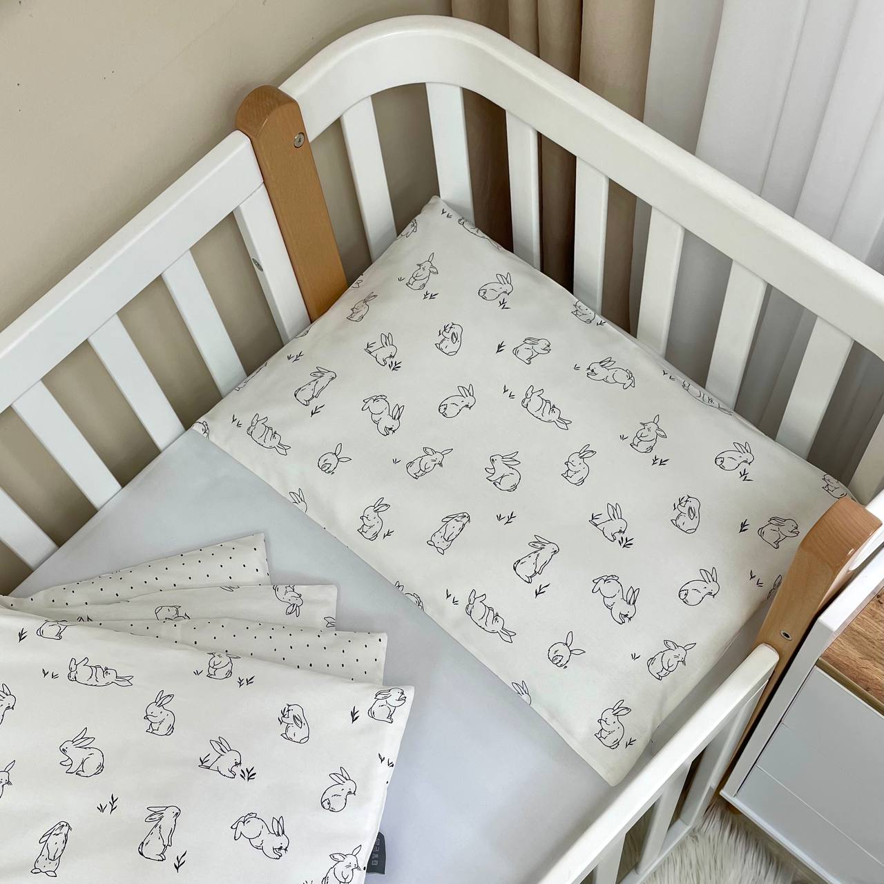 Bavlnená posteľná súprava do postieľky Baby Mix – Zajačiky čierne na bielej