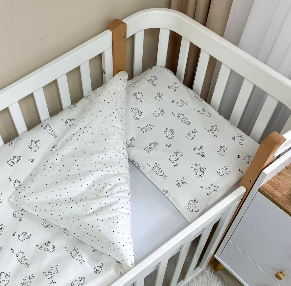 Bavlnená posteľná súprava do postieľky Baby Mix – Zajačiky čierne na bielej