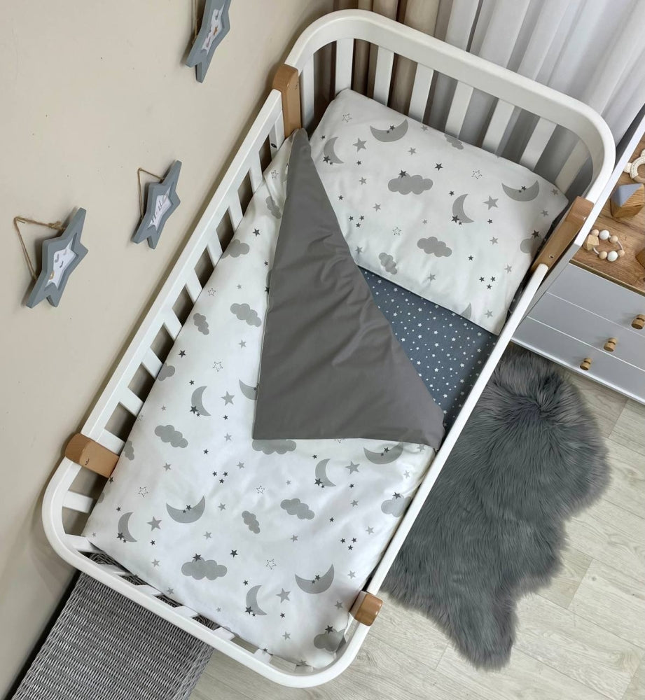 Bavlnená posteľná súprava do postieľky Baby Mix – Obláčiky sivé s mesiacom