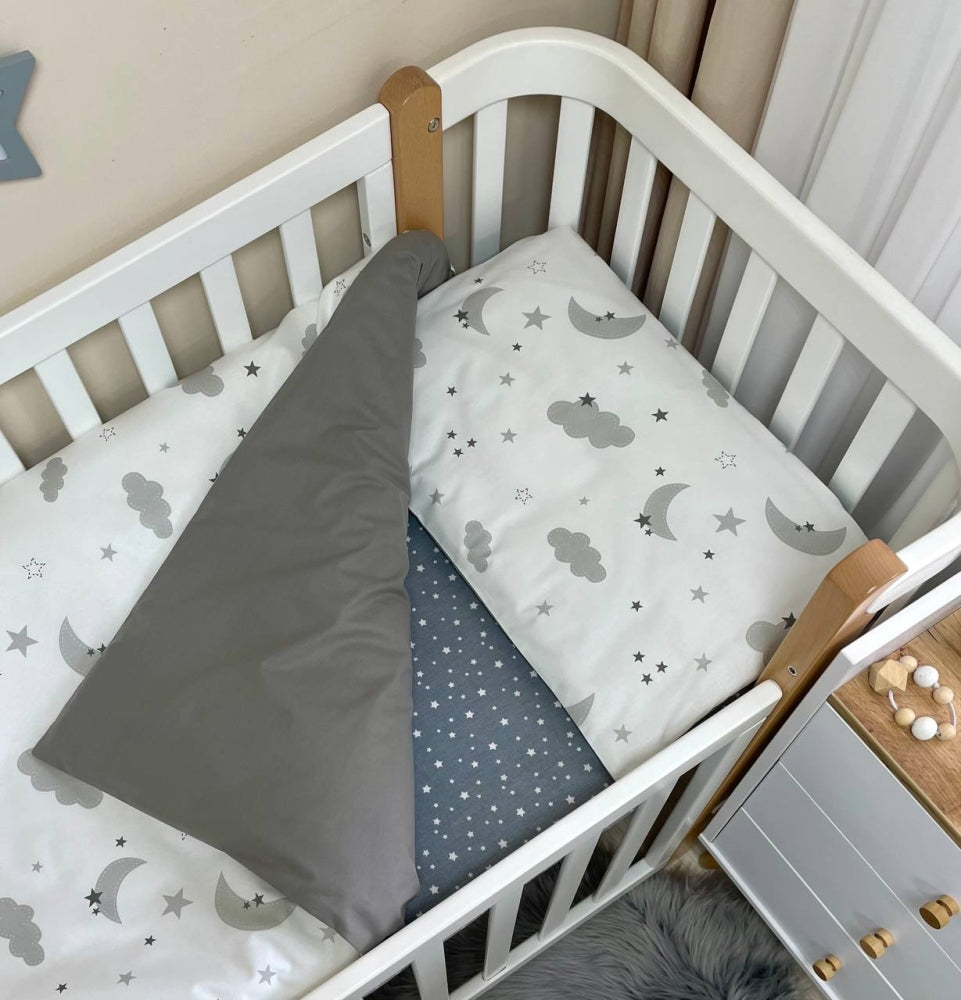 Bavlnená posteľná súprava do postieľky Baby Mix – Obláčiky sivé s mesiacom
