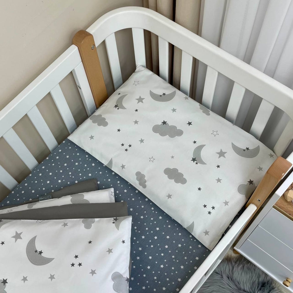 Bavlnená posteľná súprava do postieľky Baby Mix – Obláčiky sivé s mesiacom
