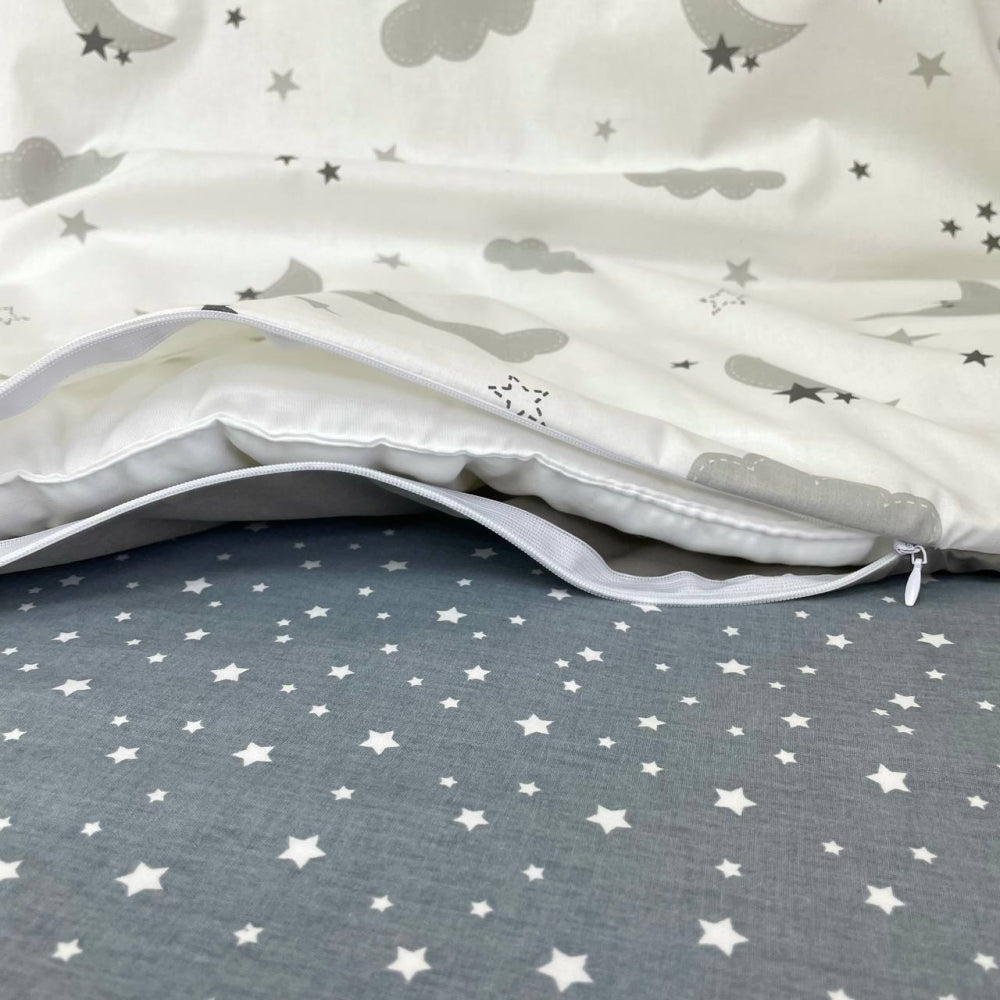 Bavlnená posteľná súprava do postieľky Baby Mix – Obláčiky sivé s mesiacom
