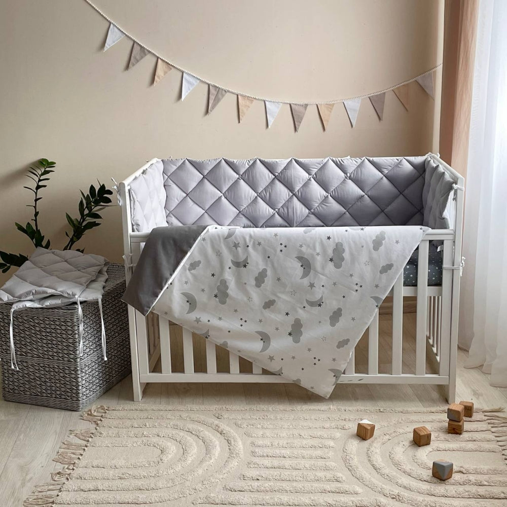 Bavlnená posteľná súprava do postieľky Baby Mix – Obláčiky sivé s mesiacom