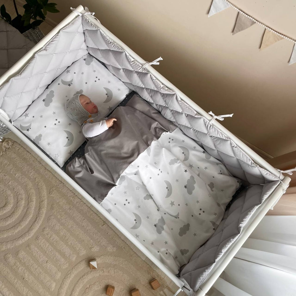 Bavlnená posteľná súprava do postieľky Baby Mix – Obláčiky sivé s mesiacom