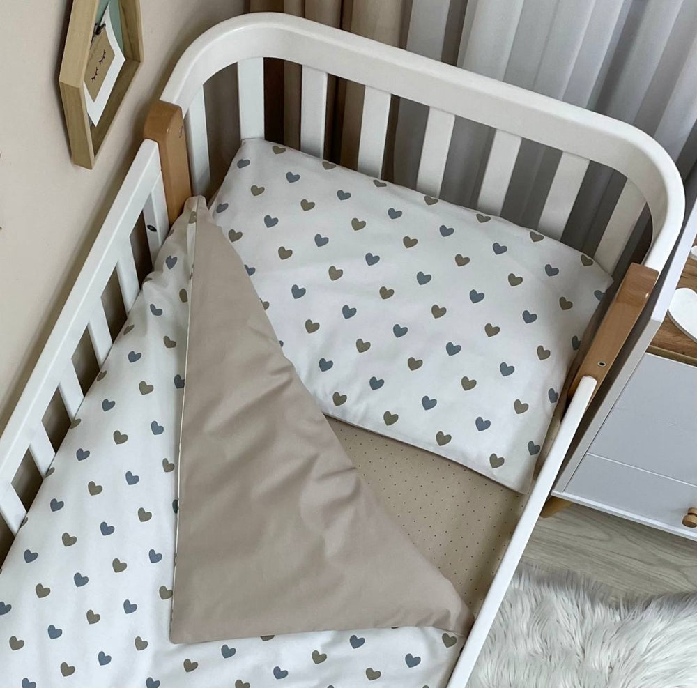 Bavlnená posteľná súprava do postieľky Baby Mix – Srdiečka sivobéžové