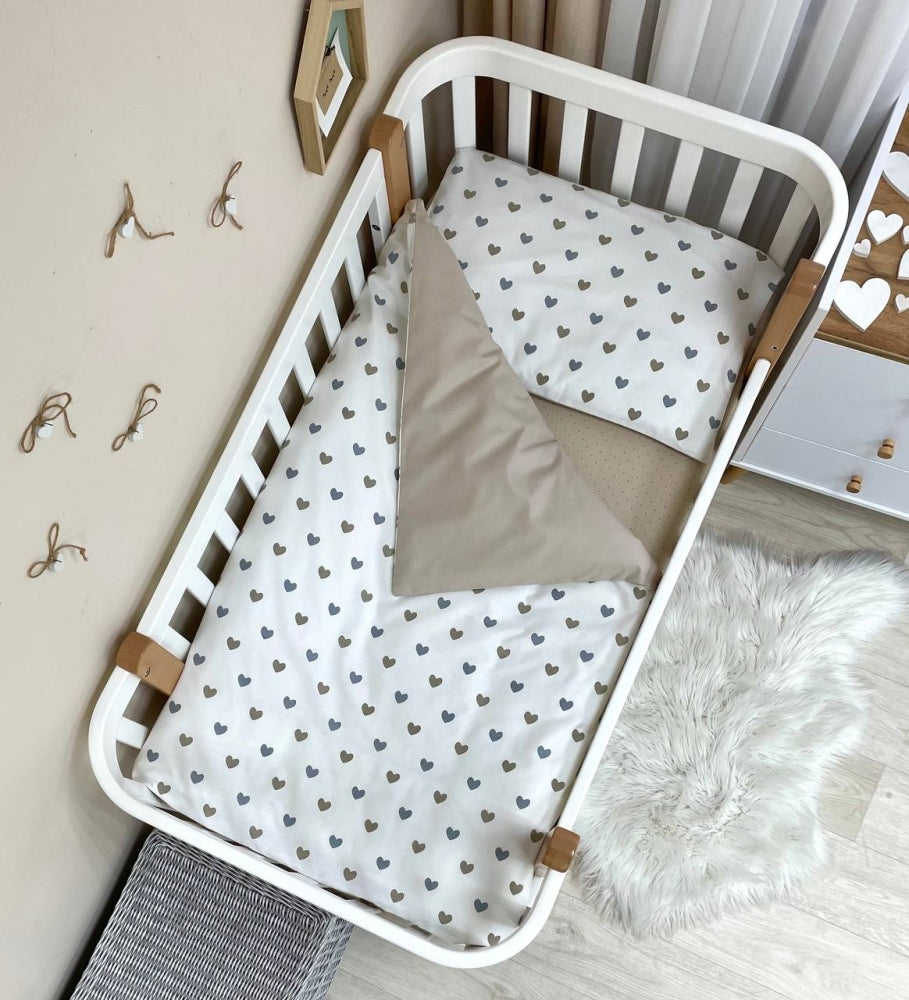 Bavlnená posteľná súprava do postieľky Baby Mix – Srdiečka sivobéžové