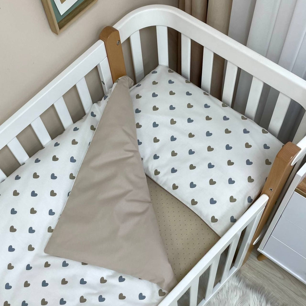 Bavlnená posteľná súprava do postieľky Baby Mix – Srdiečka sivobéžové