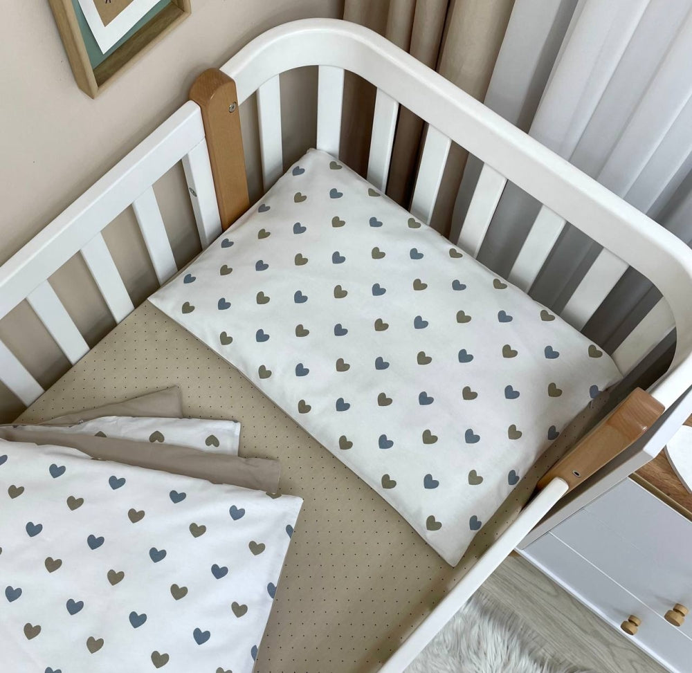 Bavlnená posteľná súprava do postieľky Baby Mix – Srdiečka sivobéžové