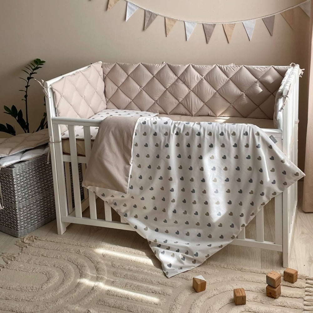 Bavlnená posteľná súprava do postieľky Baby Mix – Srdiečka sivobéžové