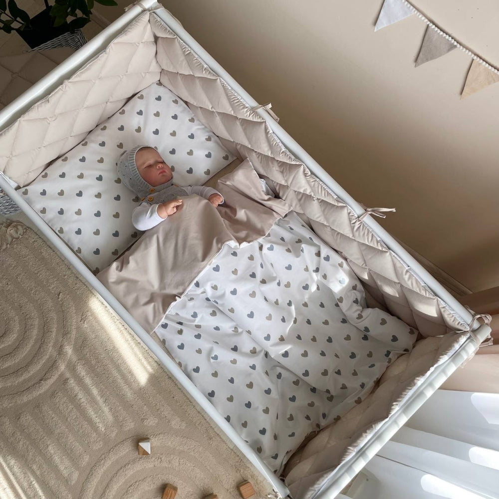 Bavlnená posteľná súprava do postieľky Baby Mix – Srdiečka sivobéžové