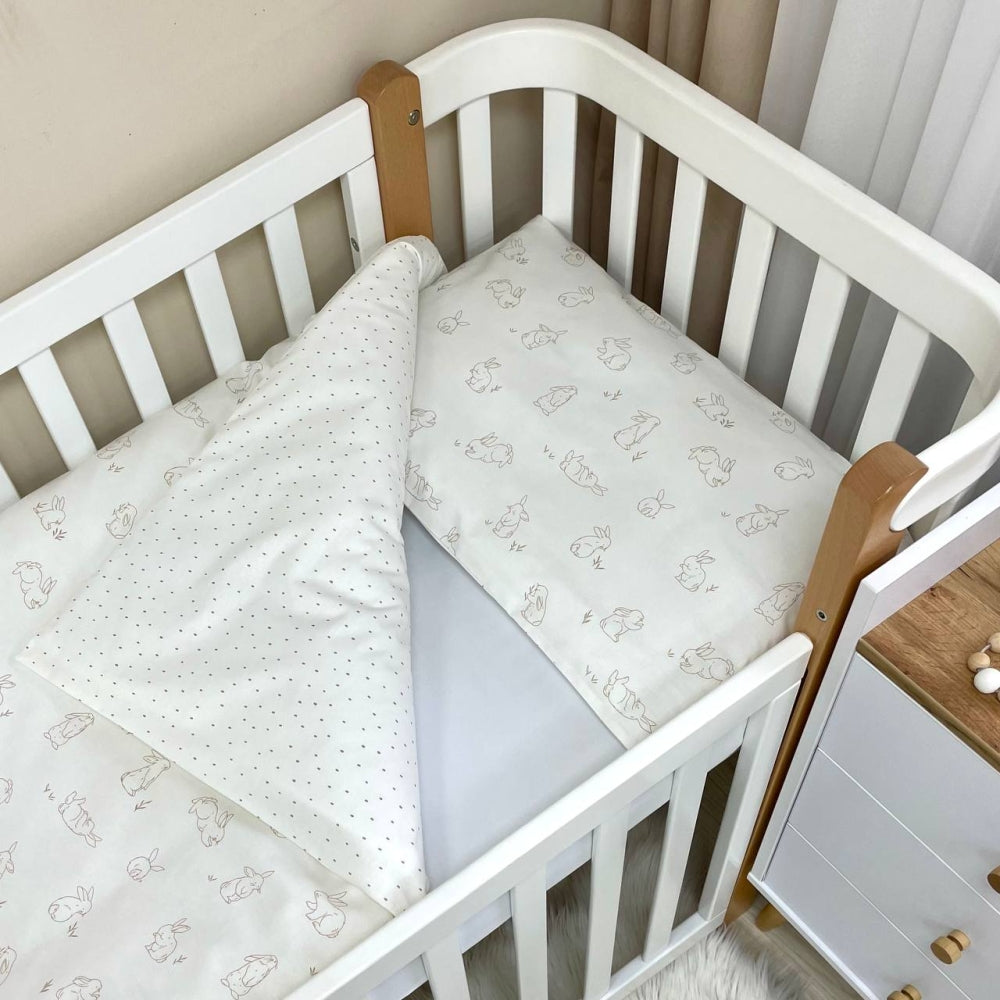 Bavlnená posteľná súprava do postieľky Baby Mix – Zajačiky béžové na bielej