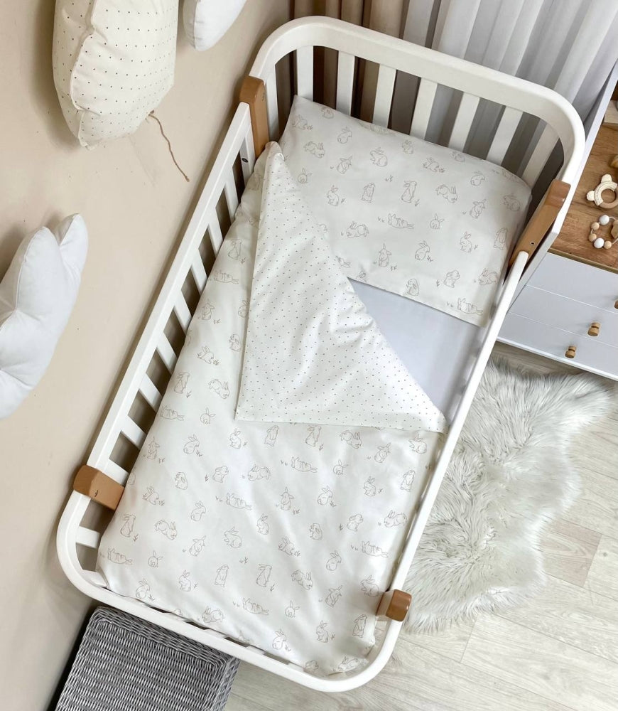 Bavlnená posteľná súprava do postieľky Baby Mix – Zajačiky béžové na bielej