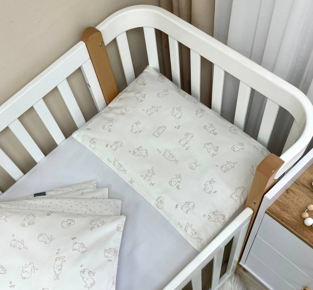 Bavlnená posteľná súprava do postieľky Baby Mix – Zajačiky béžové na bielej