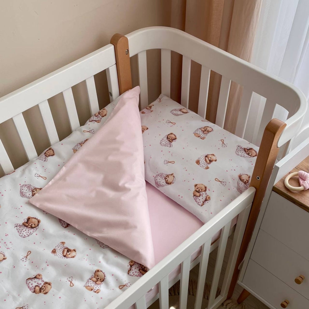 Bavlnená posteľná súprava do postieľky Baby Mix – Medvedík v deke na bielom