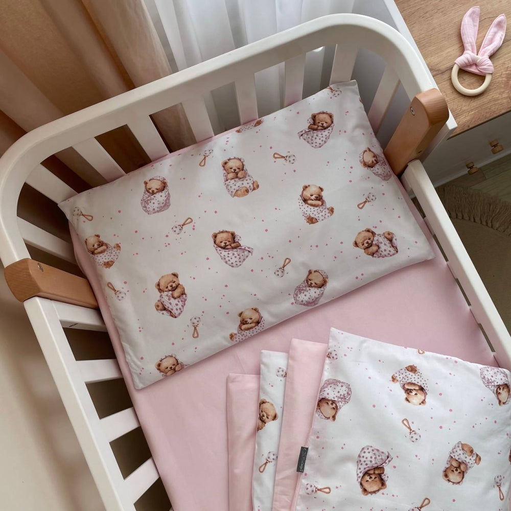 Bavlnená posteľná súprava do postieľky Baby Mix – Medvedík v deke na bielom