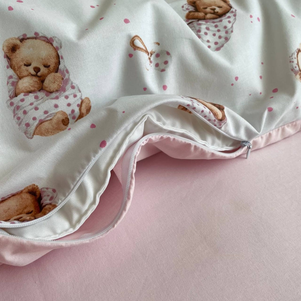 Bavlnená posteľná súprava do postieľky Baby Mix – Medvedík v deke na bielom