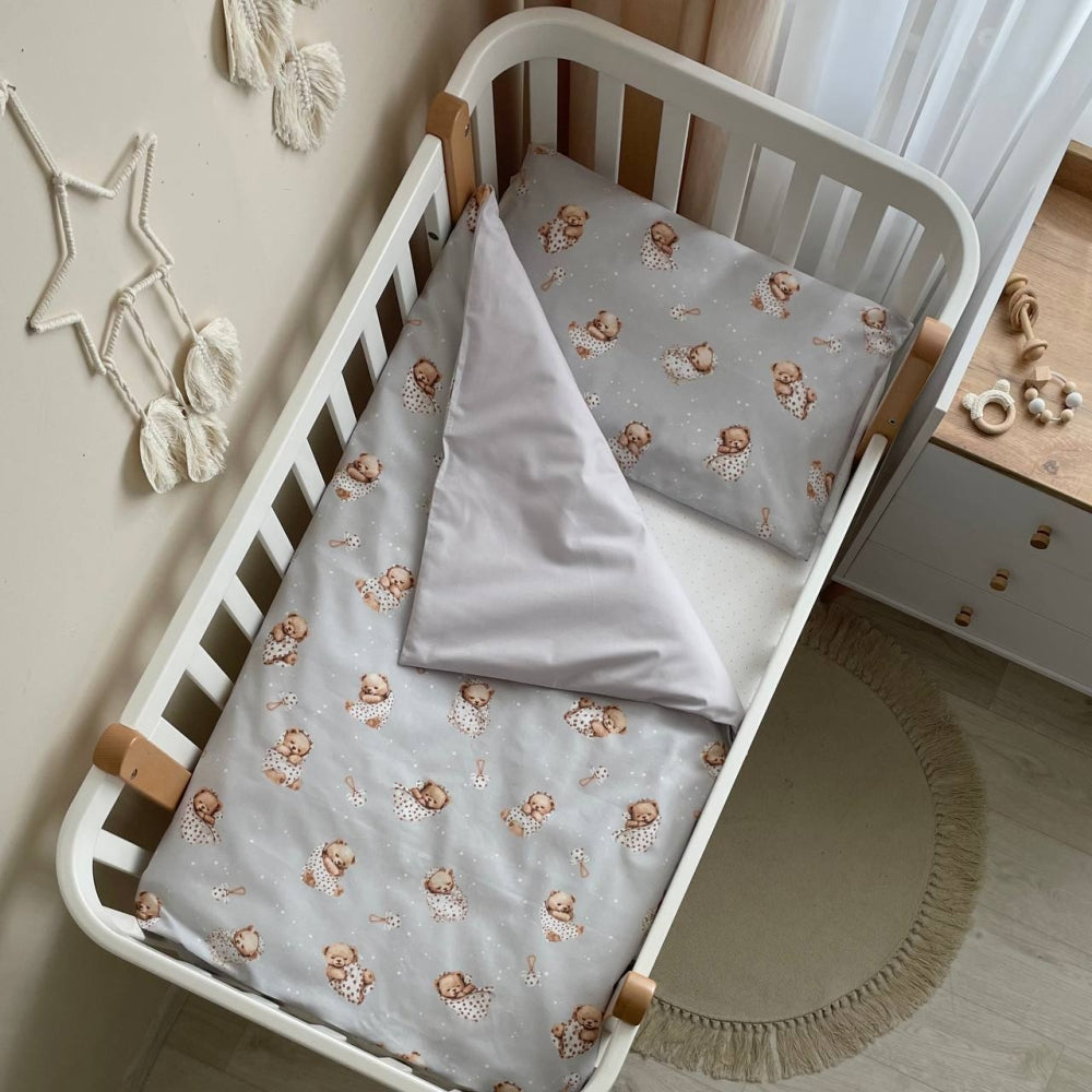Bavlnená posteľná súprava do postieľky Baby Mix – Medvedík v deke na sivom