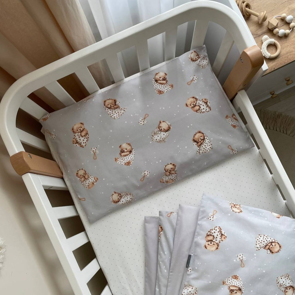 Bavlnená posteľná súprava do postieľky Baby Mix – Medvedík v deke na sivom