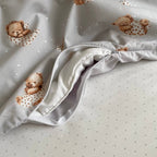 Bavlnená posteľná súprava do postieľky Baby Mix – Medvedík v deke na sivom