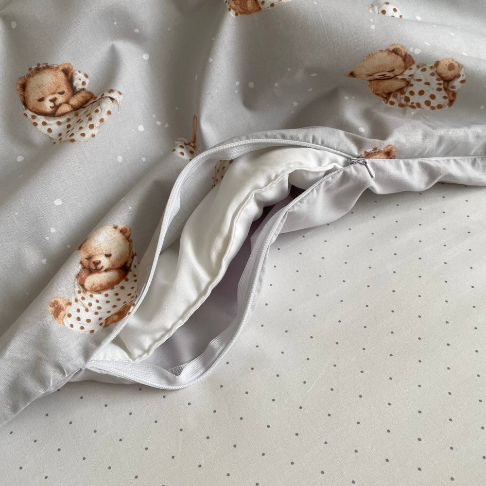 Bavlnená posteľná súprava do postieľky Baby Mix – Medvedík v deke na sivom