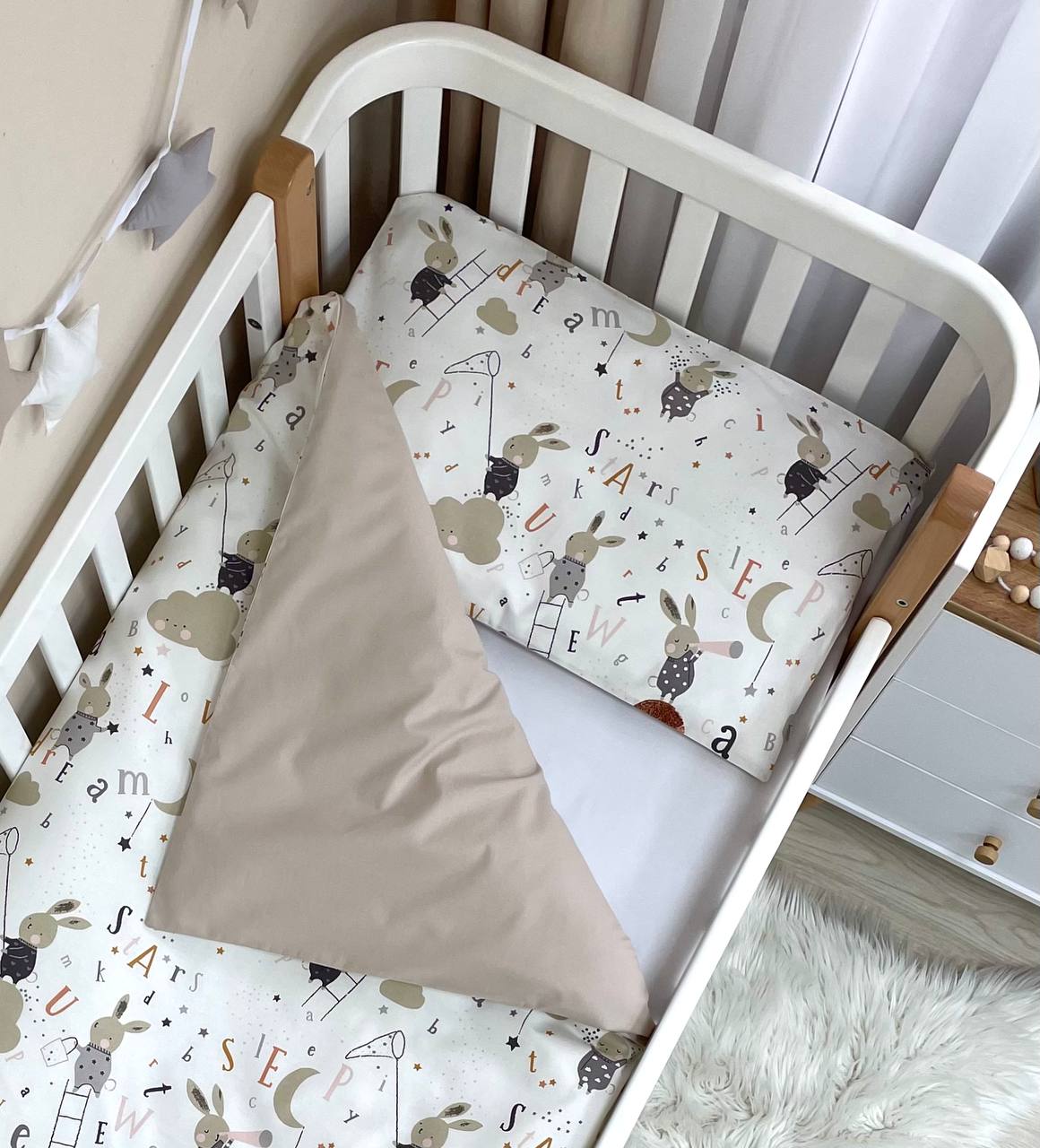 Bavlnená posteľná súprava do postieľky Baby Mix – Zajačiky na rebríku béžová