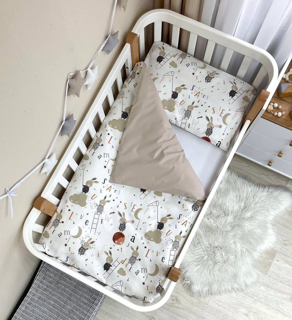Bavlnená posteľná súprava do postieľky Baby Mix – Zajačiky na rebríku béžová