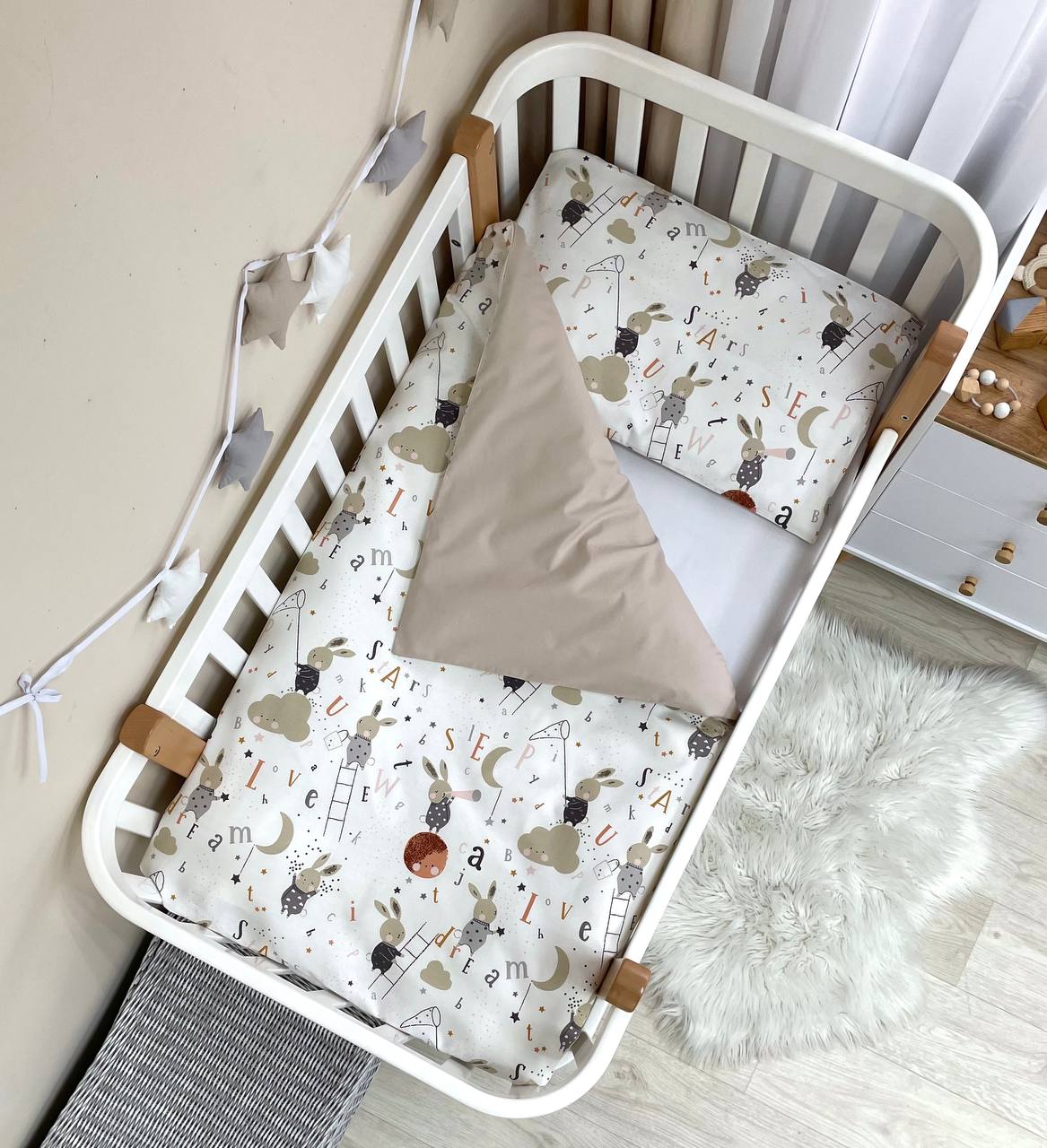 Bavlnená posteľná súprava do postieľky Baby Mix – Zajačiky na rebríku béžová