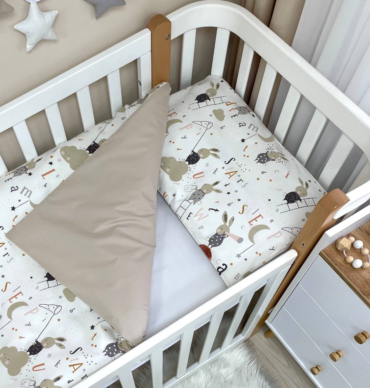 Bavlnená posteľná súprava do postieľky Baby Mix – Zajačiky na rebríku béžová
