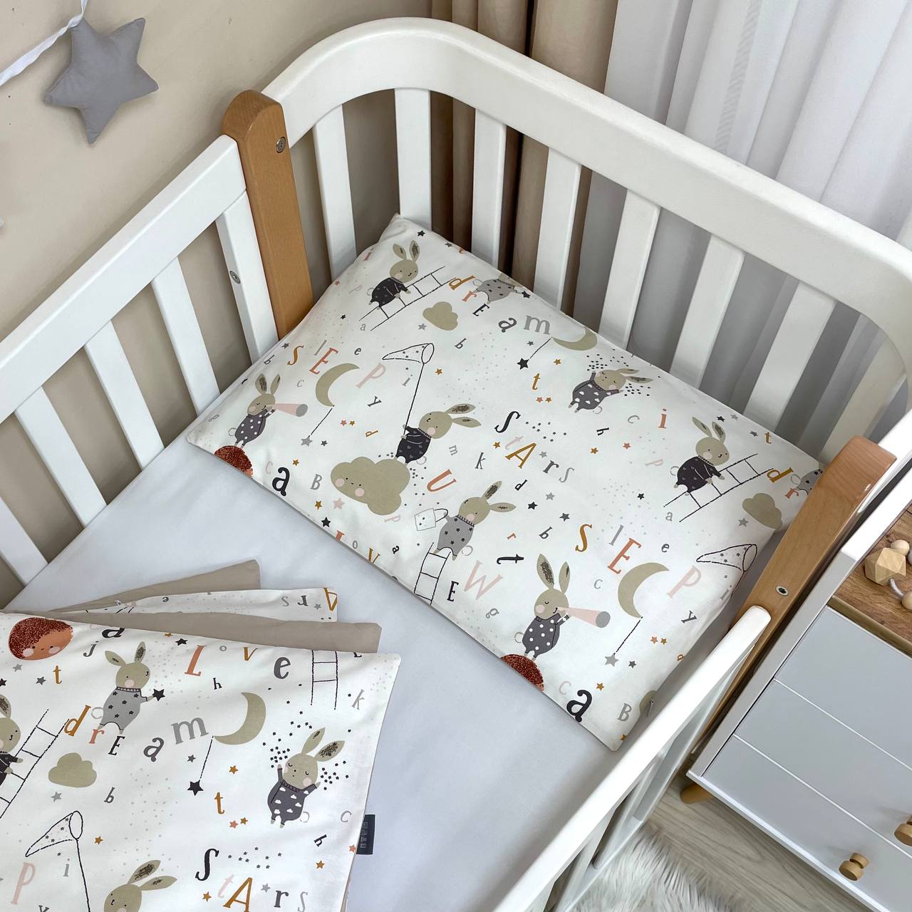 Bavlnená posteľná súprava do postieľky Baby Mix – Zajačiky na rebríku béžová
