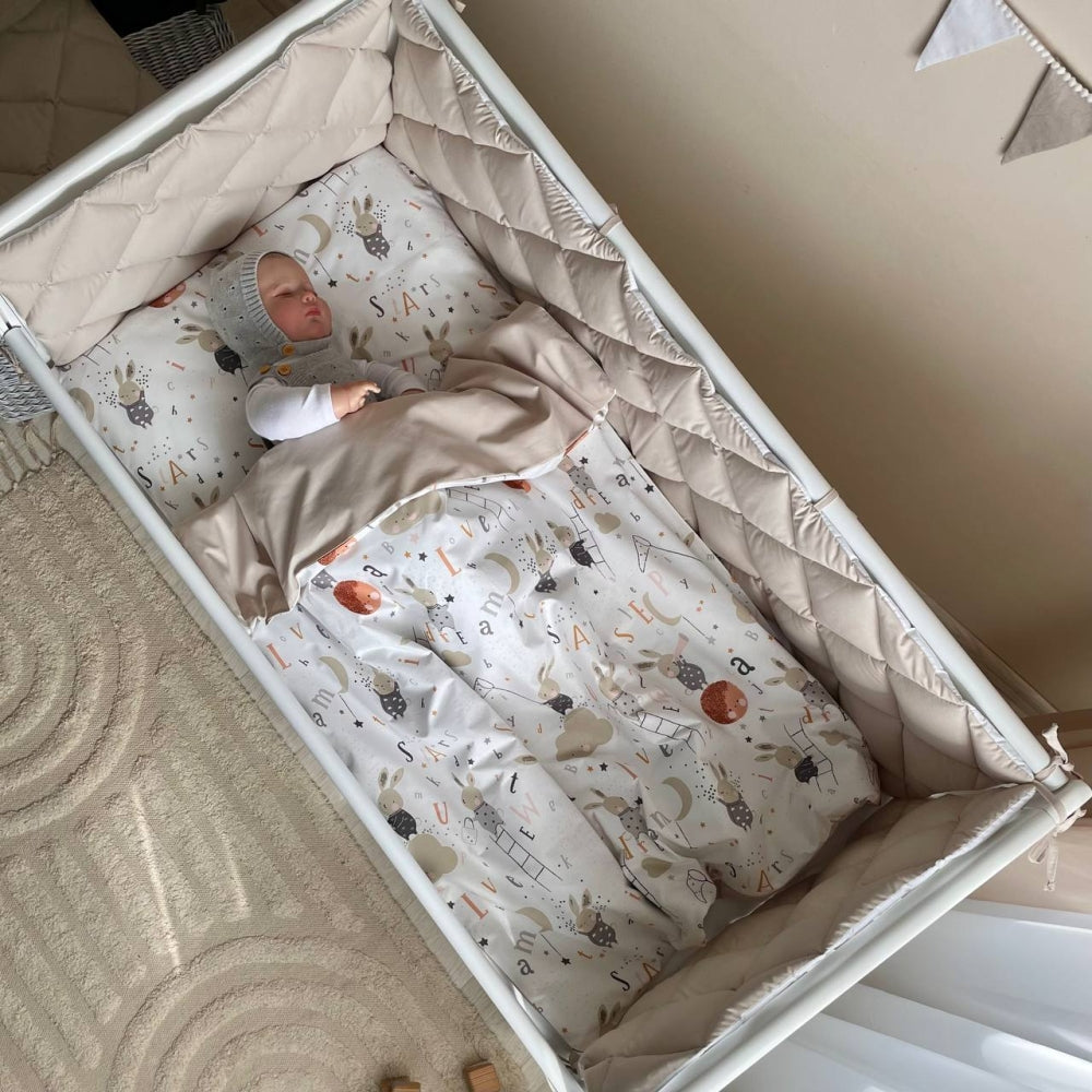 Bavlnená posteľná súprava do postieľky Baby Mix – Zajačiky na rebríku béžová