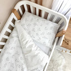 Bavlnená posteľná súprava do postieľky Baby Mix – Zajačiky sivé na bielom